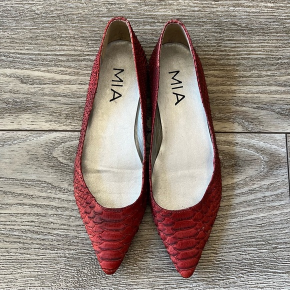 MIA Shoes - MIA Reptile Textured Pointed Red Flat Shoes SZ 7